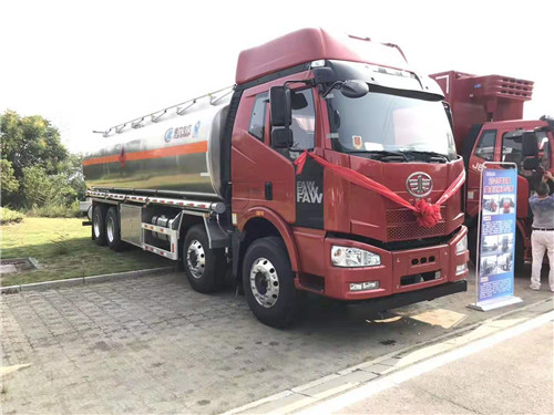 解放J6M前四后八31.5方鋁合金運(yùn)油車?；囆桶踩_(dá)標(biāo)下發(fā)，訂車立減6000元
