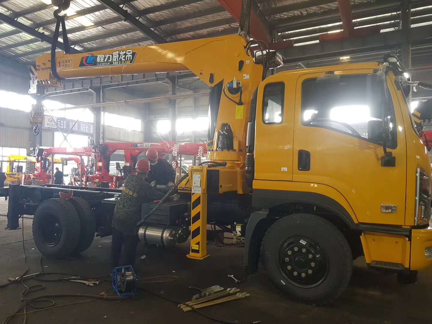 東風暢行D1隨車吊匹配程力威龍8噸5節(jié)臂吊機，?工程黃，高顏值，云南李總的訂單