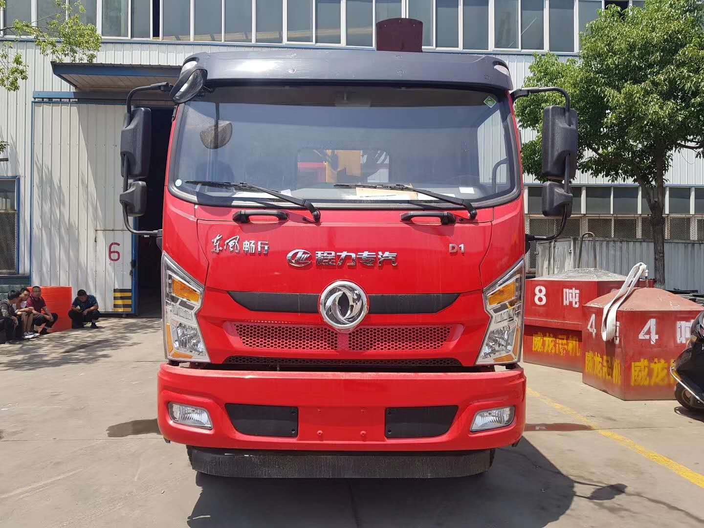 東風(fēng)暢行D1隨車(chē)吊匹配玉柴160馬力，徐工6.3噸4節(jié)上操作吊機(jī)，5.1米貨廂