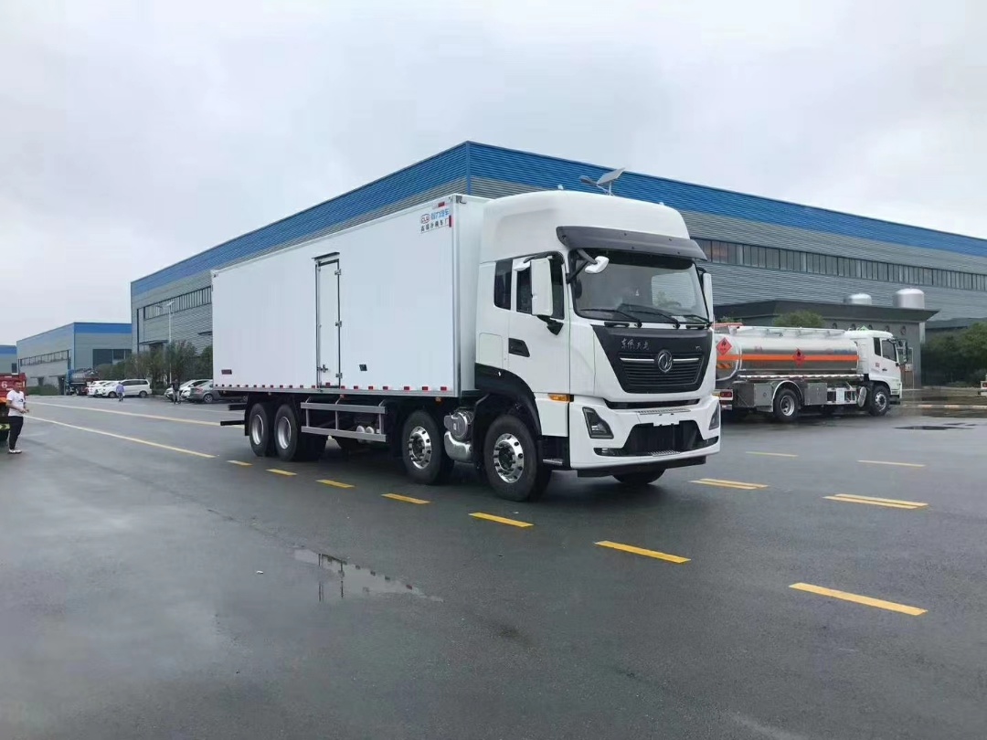 國(guó)六東風(fēng)天龍KL前四后八冷藏車(chē)新品上市。
