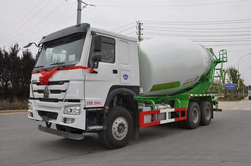 重汽豪沃后八輪15方攪拌車(chē)