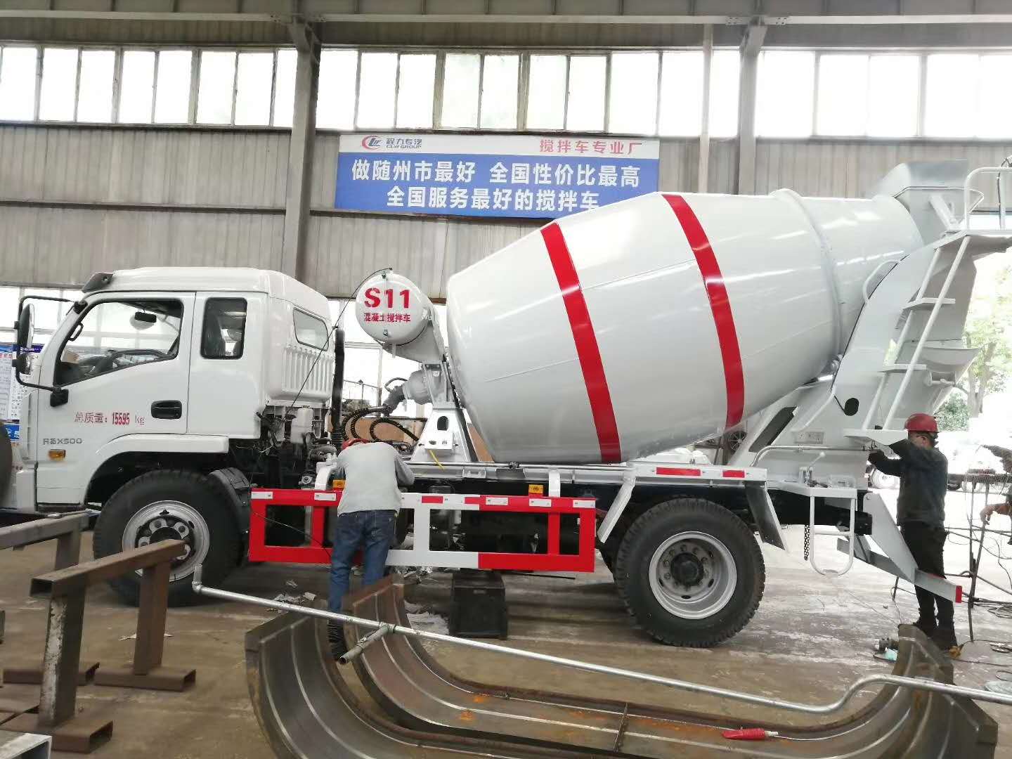 兩臺躍進(jìn)6方攪拌車準(zhǔn)備調(diào)試完畢發(fā)車，小方量攪拌車，靈活方便，上戶無憂！