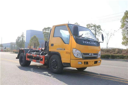市場(chǎng)上一款雙層大梁的藍(lán)牌鉤臂垃圾車，純工程自卸車底盤，載重?zé)o敵