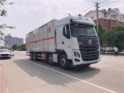 東風柳汽四軸9.4米危貨廂式車環(huán)保燃油齊全，可出2類氣瓶、氣體、腐蝕、雜項等合格證，正常辦理營運證