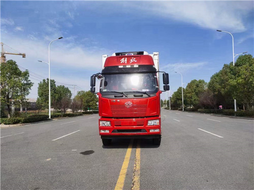 解放J6L小三?軸7.7米冷藏車(chē)