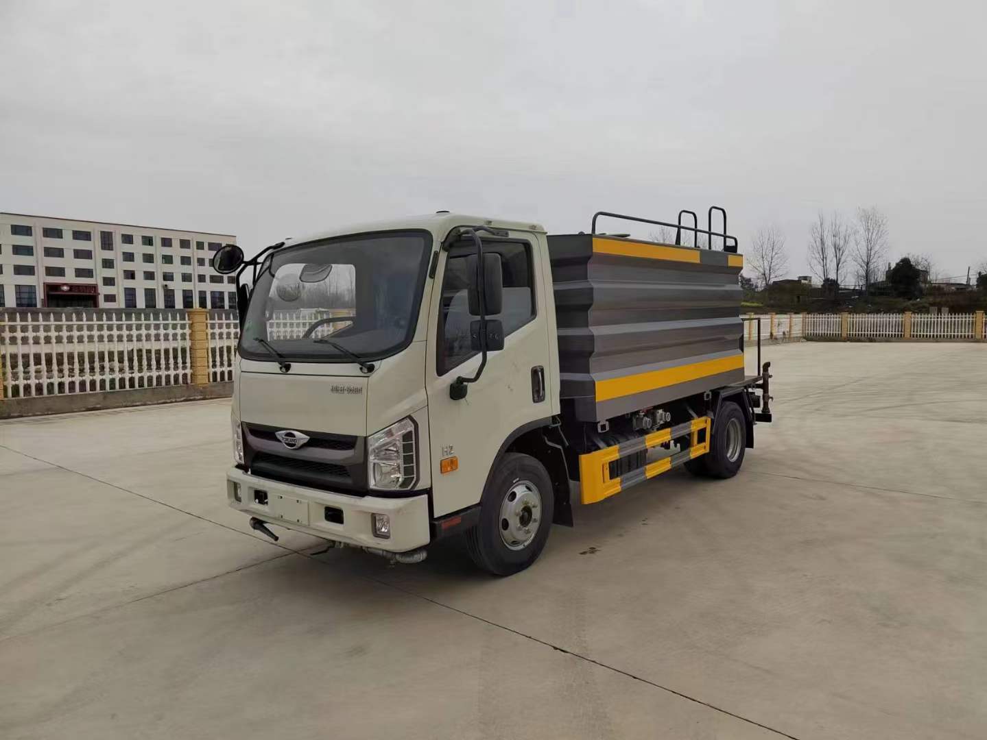 7.4噸藍(lán)牌灑水車！福田領(lǐng)航H2藍(lán)牌灑水車