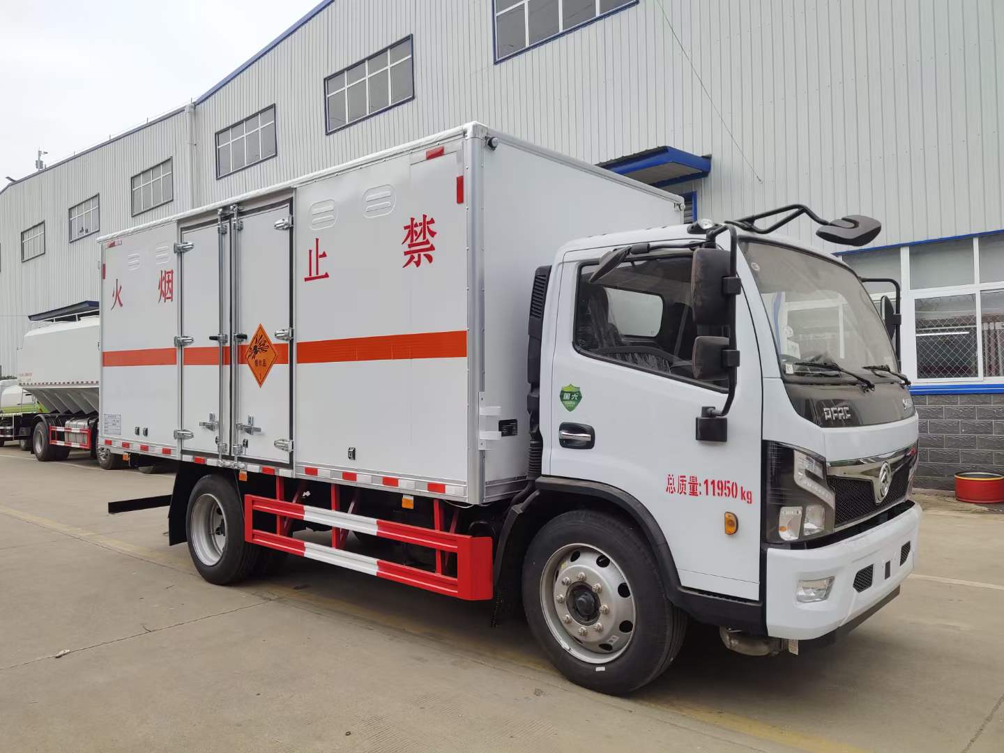 東風(fēng)福瑞卡F7氣瓶運(yùn)輸車(chē)，危貨廂式車(chē)，訂車(chē)返2000油卡