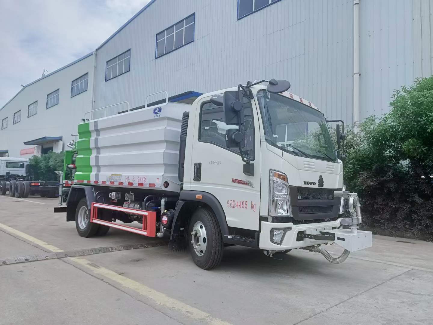 重汽豪沃7方灑水車(chē),不僅能滿足你的大容量需求，還配備了各種實(shí)用功能和設(shè)施