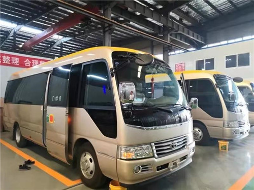 程力集團(tuán)旅居車專業(yè)廠廖總就軍運(yùn)會(huì)專用接待乘用車定制改裝生產(chǎn)情況向天河機(jī)場(chǎng)孟總等相關(guān)采購(gòu)方作了匯報(bào)，從選購(gòu)底盤到改裝技術(shù)，詳細(xì)地對(duì)生產(chǎn)等各環(huán)節(jié)進(jìn)行了介紹，并對(duì)目前已經(jīng)改裝出的一臺(tái)豐田考斯特乘用車樣車進(jìn)行了實(shí)物和功能性展示。
