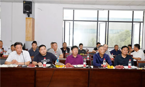 會(huì)議上，程力汽車(chē)集團(tuán)董事長(zhǎng)程道國(guó)（上圖中）、總經(jīng)理程阿羅（上圖左二），黨委副書(shū)記、常務(wù)副總經(jīng)理程國(guó)強(qiáng)（右二），黨委副書(shū)記、紀(jì)委書(shū)記郭傳文（上圖右一）分別作了發(fā)言。 集團(tuán)公司黨委書(shū)記何儒安（上圖左一）作宣講與總結(jié)。 大家濟(jì)濟(jì)一堂暢所欲言，回顧建國(guó)七十年來(lái)，中國(guó)人民在共產(chǎn)黨的領(lǐng)導(dǎo)下，祖國(guó)建設(shè)發(fā)生的翻天覆地巨大變化及嶄新面貌，特別是見(jiàn)證了新時(shí)代中國(guó)特色社會(huì)主義建設(shè)所取得舉世矚目的偉大成就。