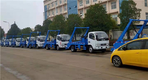 東風多利卡D6擺臂式垃圾車發(fā)入銀川 (3).jpg