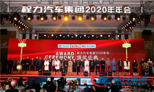 2020年，我們一要調(diào)整經(jīng)營戰(zhàn)略，由粗放型向節(jié)約型轉(zhuǎn)變，由吃大鍋飯向成本核算精細(xì)化考核轉(zhuǎn)變，以經(jīng)濟(jì)責(zé)任制為主線，實(shí)行各單位利潤、產(chǎn)值、產(chǎn)量考核。充分發(fā)揮兩級管理作用，公司領(lǐng)導(dǎo)實(shí)行一崗多責(zé)。所有生產(chǎn)模塊（直屬廠和專業(yè)廠）和經(jīng)營模塊（底盤事業(yè)部等），全部構(gòu)建“利潤中心”體制，一切圍繞“經(jīng)營產(chǎn)值”和“經(jīng)營利潤”雙指標(biāo)，最終形成體現(xiàn)團(tuán)隊(duì)價(jià)值導(dǎo)向的職業(yè)經(jīng)理人薪酬制度。