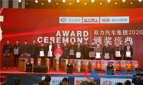 新的一年里，程力主要建設(shè)內(nèi)容和規(guī)模為：程力專汽，進(jìn)一步壯大和美化，更高質(zhì)量發(fā)展；程力汽車，將完成四期應(yīng)急產(chǎn)業(yè)基地項(xiàng)目建設(shè)，并實(shí)現(xiàn)全面投產(chǎn)；程力重工，建成600畝工業(yè)園（也就是在現(xiàn)有地后面所有地），全面投產(chǎn)。產(chǎn)品及產(chǎn)量：在“四五”規(guī)劃末，每個(gè)子公司對標(biāo)一個(gè)市內(nèi)企業(yè)要超過對標(biāo)企業(yè)的產(chǎn)量和質(zhì)量，所有子公司均要達(dá)到國內(nèi)綜合產(chǎn)量最高的目標(biāo)。