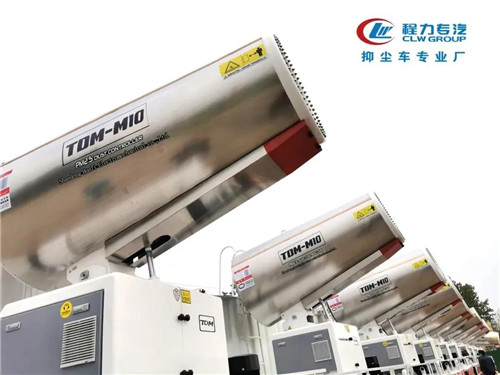程力集團抑塵車專業(yè)廠，程力速度，程力品牌。 國內(nèi)市場自3月中旬，開工復產(chǎn)擴能以來，各廠突擊疫情期間積壓的訂單和井噴式報復性消費訂單，正如火如荼日夜加班加點趕產(chǎn)。各種大額訂單發(fā)車場景，感染著身邊的每一位員工，有的用戶為搶訂專用汽車和應急裝備，排隊爭搶簽約支付定金，不少用戶提著全款等候在車間，產(chǎn)品下線就被搶購一空，出現(xiàn)了一車難求的壯觀局面。小編特編輯幾組場景圖片，以饗讀者。