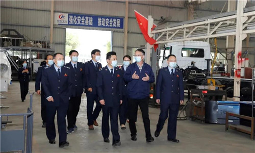 稅務(wù)局領(lǐng)導(dǎo)參觀了程力汽車集團(tuán)工業(yè)園的自動(dòng)化生產(chǎn)流水車間后，對(duì)其給予了高度評(píng)價(jià)；在目前疫情環(huán)境嚴(yán)峻的大環(huán)境下，程力汽車集團(tuán)所展現(xiàn)出的雄厚實(shí)力是對(duì)隨州市經(jīng)濟(jì)復(fù)蘇穩(wěn)步發(fā)展的重要保障，是穩(wěn)固全市稅收工作的重要基石。