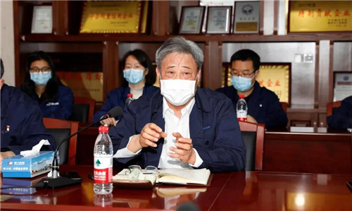 程力汽車集團(tuán)黨委書記何儒安，向市稅務(wù)局第一稽查局的相關(guān)領(lǐng)導(dǎo)匯報(bào)了2019年度以及疫情期間的黨務(wù)工作。