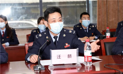 在座談中，隨州市稅務(wù)局第一稽查局汪局長(zhǎng)表示，希望程力汽車集團(tuán)牢牢把握好這次國(guó)家大力扶持優(yōu)秀民營(yíng)企業(yè)的政策機(jī)遇，切合自身實(shí)際情況，找準(zhǔn)發(fā)展點(diǎn)擴(kuò)大自身優(yōu)勢(shì)，爭(zhēng)取能夠順利完成年度70億生產(chǎn)總值的目標(biāo)任務(wù)，實(shí)現(xiàn)公司的穩(wěn)步快速發(fā)展。