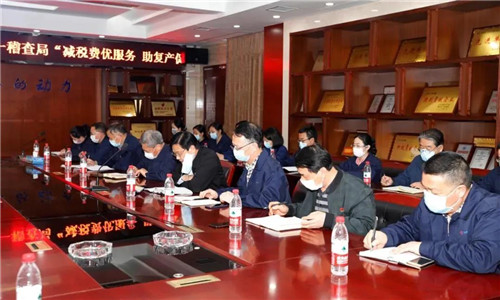 活動(dòng)最后程力汽車集團(tuán)黨委書記何儒安，衷心感謝市稅務(wù)局的領(lǐng)導(dǎo)的關(guān)心和政府出臺(tái)相關(guān)稅收優(yōu)惠政策。在這疫情導(dǎo)致的經(jīng)濟(jì)環(huán)境嚴(yán)峻的情況下，這樣的優(yōu)惠稅收政策正是雪中送炭的深厚溫情，深刻體現(xiàn)了政府與人民團(tuán)結(jié)一心、眾志成誠(chéng)共渡難關(guān)的決心。
