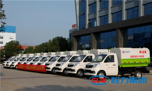  這種小型鄉(xiāng)鎮(zhèn)主流環(huán)衛(wèi)垃圾清運(yùn)車，底盤離地角高，通過性好，箱體方正有效容積率大，特別適合我國鄉(xiāng)村道路作業(yè)，在廣大鄉(xiāng)鎮(zhèn)及農(nóng)村市場非常受歡迎。