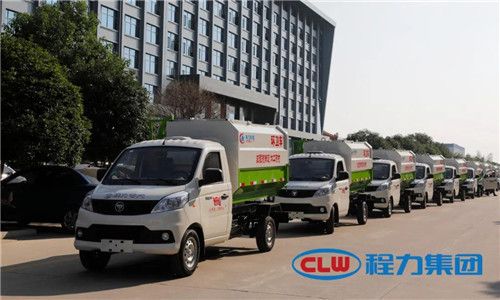  這種小型鄉(xiāng)鎮(zhèn)主流環(huán)衛(wèi)垃圾清運(yùn)車，底盤離地角高，通過性好，箱體方正有效容積率大，特別適合我國鄉(xiāng)村道路作業(yè)，在廣大鄉(xiāng)鎮(zhèn)及農(nóng)村市場非常受歡迎。