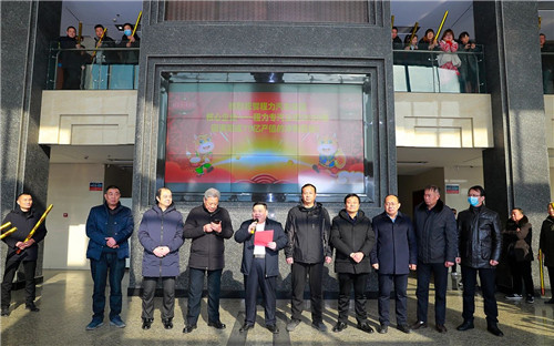 集團(tuán)公司高層組織在家的主要領(lǐng)導(dǎo)，以及各部門(mén)的中層干部及負(fù)責(zé)人，各直屬?gòu)S、專(zhuān)業(yè)廠、集團(tuán)成員廠總經(jīng)理，戶主經(jīng)理與各銷(xiāo)售精英團(tuán)隊(duì)負(fù)責(zé)人，程力汽車(chē)集團(tuán)簽約網(wǎng)紅共計(jì)200余人，在程力總部八號(hào)樓迎賓大廳共同見(jiàn)證了超額完成75億專(zhuān)汽產(chǎn)值的祝賀儀式。