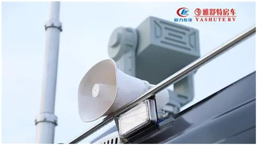 　頂部：雷達(dá)偵測設(shè)備，電子干擾及無人機(jī)誘騙一體，無線電檢測設(shè)備，光電跟蹤設(shè)備