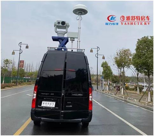 福特新世代通信指揮車正是利用先進(jìn)的大功率廣播指揮系統(tǒng)、現(xiàn)代無線通信技術(shù)、計(jì)算機(jī)技術(shù)、圖像采集技術(shù)、無線圖像傳輸技術(shù)、強(qiáng)光照明技術(shù)等，實(shí)現(xiàn)單兵－指揮車－指揮中心的通信聯(lián)絡(luò)、指揮調(diào)度等功能，是公安、消防、武警及人防等部門針對(duì)大型混亂現(xiàn)場的群眾疏散、搶險(xiǎn)救援的綜合移動(dòng)平臺(tái)，是現(xiàn)代通信技術(shù)及其它高科技技術(shù)的綜合運(yùn)用。