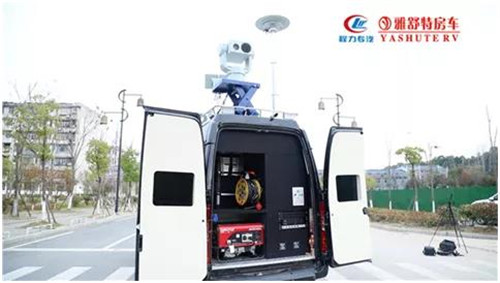 尾部：為設(shè)備裝配區(qū)，集成有無線電偵測設(shè)備天線升降機(jī)構(gòu)，光電探測設(shè)備升降平臺(tái)，下部設(shè)計(jì)有車載發(fā)電機(jī)位置，預(yù)留有防雷接地系統(tǒng)、零星工具等存放位置