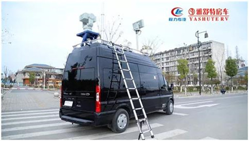 外部：配備便攜式登頂梯， 在車體尾門做加強(qiáng)板預(yù)埋，設(shè)計(jì)登頂梯連接件，并裝有防滑腳踏板，結(jié)構(gòu)強(qiáng)度高，使用安全、可靠。