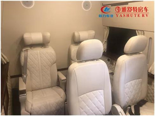 座椅：獨(dú)立座椅 2 套，供機(jī)柜工作臺(tái)操作人員使用。操作員座椅后部是領(lǐng)導(dǎo)座席，布置有 2 套獨(dú)立座椅，左側(cè)座椅配備有壁掛式翻板桌，配備有折疊式支腿，桌面有茶杯座，收納時(shí)可以直接可供臨時(shí)辦公、休息使用。車頂找平后，采用整體軟包覆處理，裝配有頂置空調(diào)，配備有組合式航空頂燈。