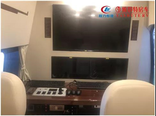 顯示器：機(jī)柜上部為顯示器墻面，安裝有32寸監(jiān)視器1臺(tái)， 20寸監(jiān)視器2臺(tái)，室內(nèi)監(jiān)聽音響 2 個(gè)。