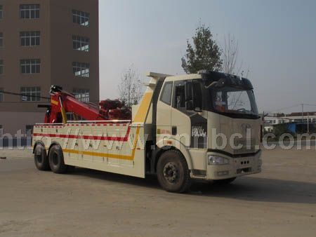 國(guó)四解放后雙橋一拖一清障車(chē)