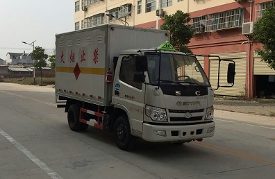 國(guó)五時(shí)風(fēng)廂長(zhǎng)3.3米爆破器材運(yùn)輸車(chē)